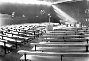 Innenansicht der Steinhauser-Kreuzkirche von 1968 noch ohne Orgel (Blick vom Eingang nach Nordwesten).