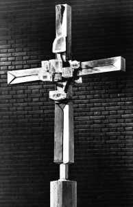 Das Silberkreuz in der Münchner evangelischen Kreuzkirche schuf 1968 der Goldschmied Hermann Jünger (1928-2005). Gestiftet wurde es durch die Familie Albert Lempps.